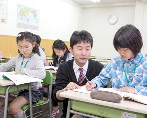 授業を受ける生徒